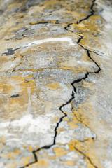 A big crack in the old column