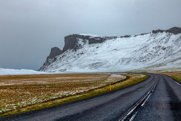 Route et montagne d'Islande