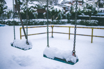 雪の日のブランコ