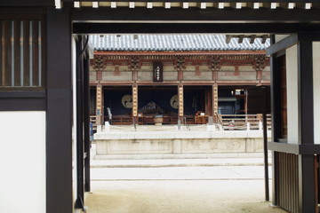 大阪、四天王寺の六時礼賛堂と石舞台