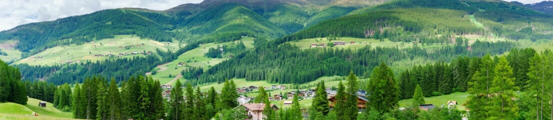 Fototapeta na wymiar Panorama Sexten und Moos Pustertal Südtirol