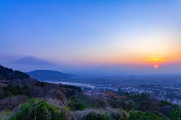 Fototapeta premium 富士山と日の出、静岡県富士市にて
