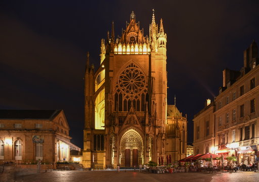 La Cath&eacute;drale Saint-Etienne de Metz de nuit, depuis la Place Jean-Paul II