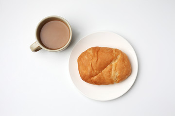 お皿にのせた パン フォカッチャとミルク コーヒー  白背景