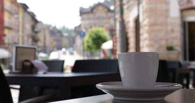Tazzina di caff&egrave; sul tavolo del bar