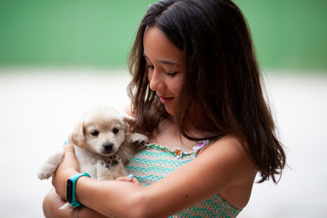 Niña con cachorro 