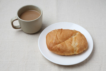 お皿にのせた パン フォカッチャとミルク コーヒー  テーブルクロス