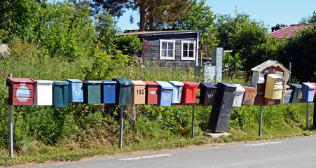 bunte Briefkastenreihe in Schweden