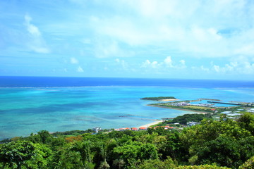 Fototapeta na wymiar 沖縄県南城市（知念）の高台から見下ろす太平洋と志喜屋漁港、アドチ島