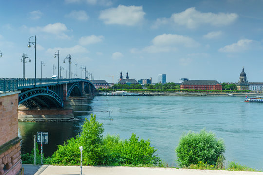 Blick auf Mainz und Theodor-Heuss-Brücke von Wiesbaden aus.