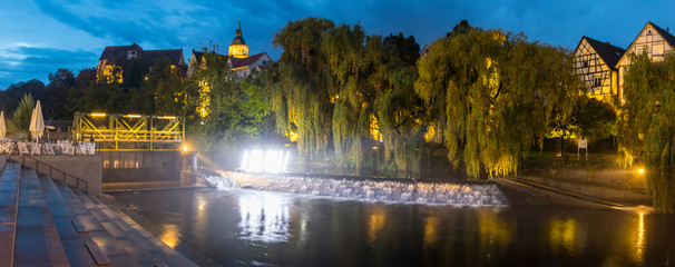 Murrpanorama in Backnang mit Stadtturm und Lichtinstallation