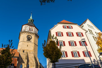 Backnang Stadtturm mit Helferhaus vor blauem Himmel
