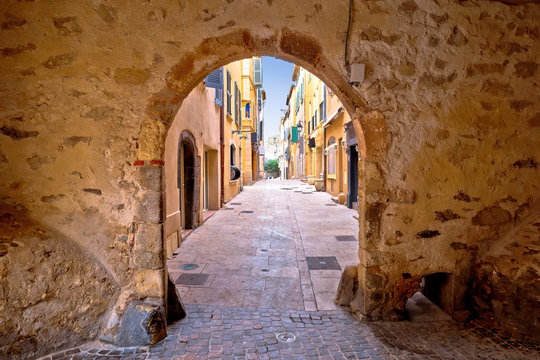 Fototapeta Saint Tropez historic town gate and colorful street view