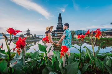 Couple passant du temps au temple ulun datu bratan à Bali. Concept sur les voyages de style de vie exotique