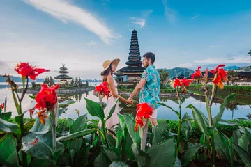 Papier Peint photo Bali Couple passant du temps au temple ulun datu bratan à Bali. Concept sur les voyages de style de vie exotique