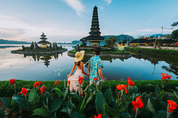 Couple passant du temps au temple ulun datu bratan à Bali. Concept de voyage de style de vie exotique voyageant