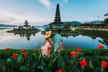 Poster Paar tijd doorbrengen in de ulun datu bratan tempel in Bali. Concept over exotische levensstijl reislust reizen © oneinchpunch