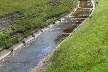 Obraz premium a golf ball lands in a creek during a tournament