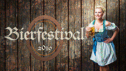 Oktoberfest 2019 Banner mit junger Frau im Dirndl vor Holzhintergrund