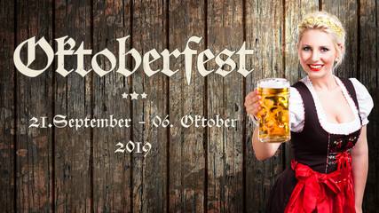 Oktoberfest 2019 Banner mit junger Frau im Dirndl vor Holzhintergrund