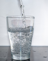 Wasser in das Glas giessen - Erfrischung
