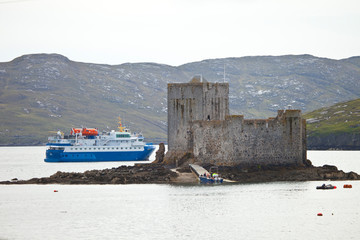 Barco M.V. Quest. Castillo de Kisimiul. Castle Bay. Isla Barra. Outer Hebrides. Scotland, UK
