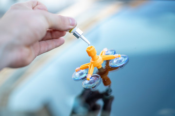 Reparatur eines Steinschlags in der Frontscheibe eines Autos