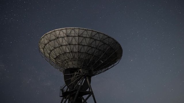Milky Way Rising over a Radio Telescope (time lapse/zoom in)