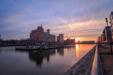 Fototapeta premium Duisburg Innenhafen im Sonnenuntergang