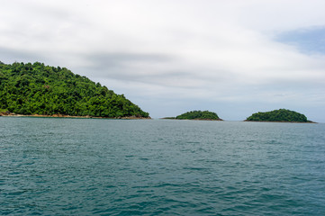 Fototapeta premium Sea water and beautiful green mountains