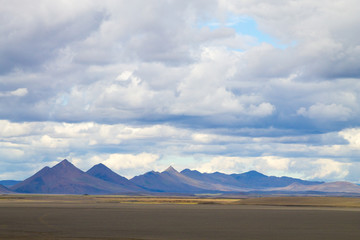 Fototapeta na wymiar Desolate landscape along central highlands of Iceland.