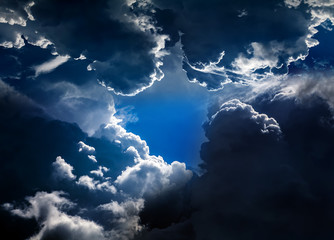 Obraz premium Hole in the Dramatic Clouds