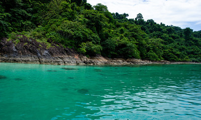 Obraz premium The beautiful sea and the beautiful mountains, the area for tourists to visit the beauty