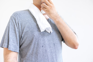 タオルを首に掛けた男性