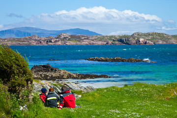 Costa de isla Iona frente a isla de Mull. Inner Hebrides, Scotland. UK