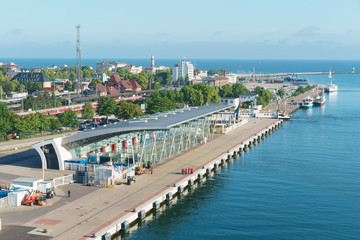 Stadtansicht von Rostock Warnemünde mit Bahnhof und Kreuzfahrtterminal, Deutschland