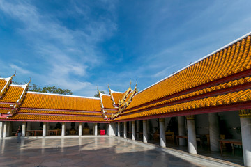 Fototapeta premium Bangkok, Thailand Dec. 1, 2017 : Marble temple (Wat Benchamabophit) in the early morning. It have many visitors.