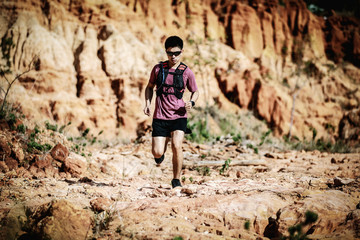 Fototapeta premium man running trail on the horizon