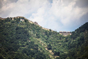 Obraz premium Great Wall of China in summer landscape with beautiful sky. 