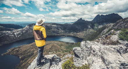 Reisender Mann erkunden Landschaft von Marions Lookout Trail im Cradle Mountain National Park in Tasmanien, Australien. Sommeraktivitäten und Menschenabenteuer.