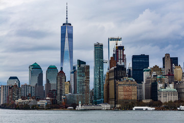 Obraz premium November 2018 - Skyline of Manhattan, New York City, view from Liberty Island, ferry boat on the ocean
