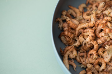 Geschälte Norddeutsche  Nordsee Krabben in Schale sind typische Hausmannskost in Friesland