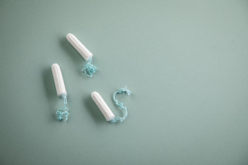 Naklejka premium Tampons auf Mint Hintergrund für weibliche Hygiene bei Menstruation Periode Zyklus