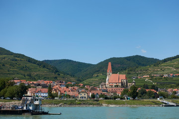 Fototapeta na wymiar The beautiful village Weissenkirchen on the Danube in the Wachau
