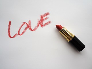 赤い口紅で書かれた "LOVE" の文字	