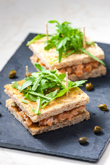salmon tartare with green ruccola