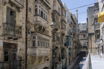 Fototapeta na wymiar Narrow old street in the unesco world heritage city of valletta in malta