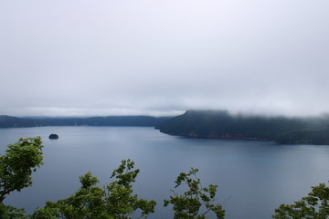 弟子屈町霧の摩周湖