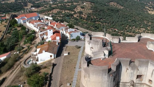 Evoramonte (Portugal) - Vue a&eacute;rienne du village fortitfi&eacute;