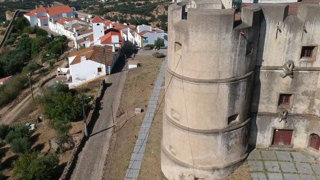 Evoramonte (Portugal) - Vue a&eacute;rienne du village fortitfi&eacute;